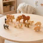 Kleine Holztiere im natürlichen Spielzimmer als Geschenkidee für Kinder