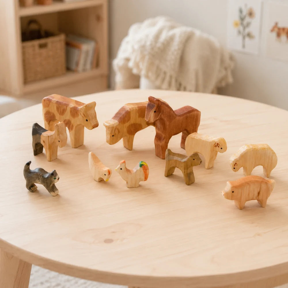 Kleine Holztiere im natürlichen Spielzimmer als Geschenkidee für Kinder