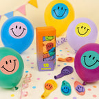 Aufgeblasene Smile-Luftballons als Dekoration für einen Kindergeburtstag