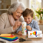 Oma und Enkel gestalten gemeinsam eine Kommunionskerze mit STOCKMAR Wachsfolien