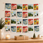 Aufgehängter Adventskalender mit 24 winterlich gestalteten Tütchen an einer Wohnwand