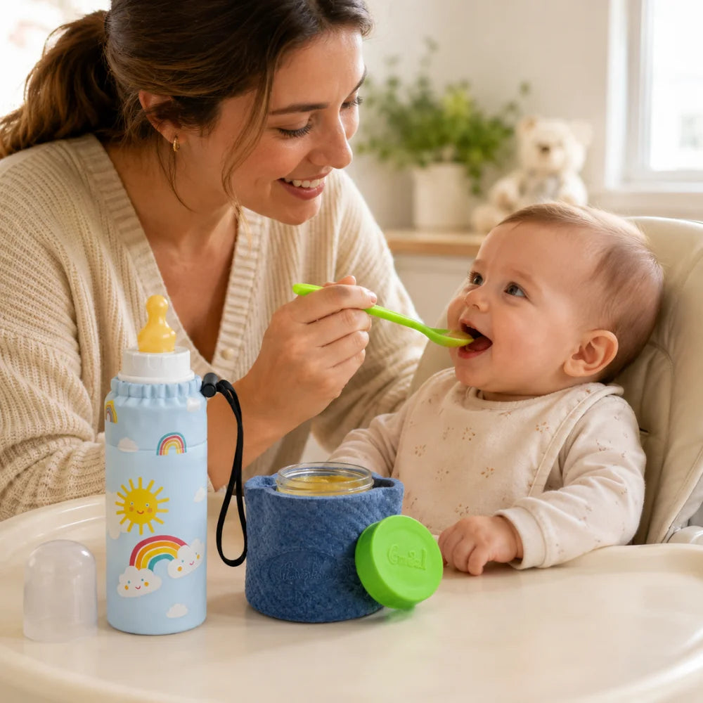 Mutter füttert Baby mit Brei aus dem Emil Thermo-Essglas mit grünem Löffel