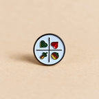 Bayerischer Schafkopf Emaille-Pin mit Eichel Gras Herz und Schellen auf hellem Hintergrund