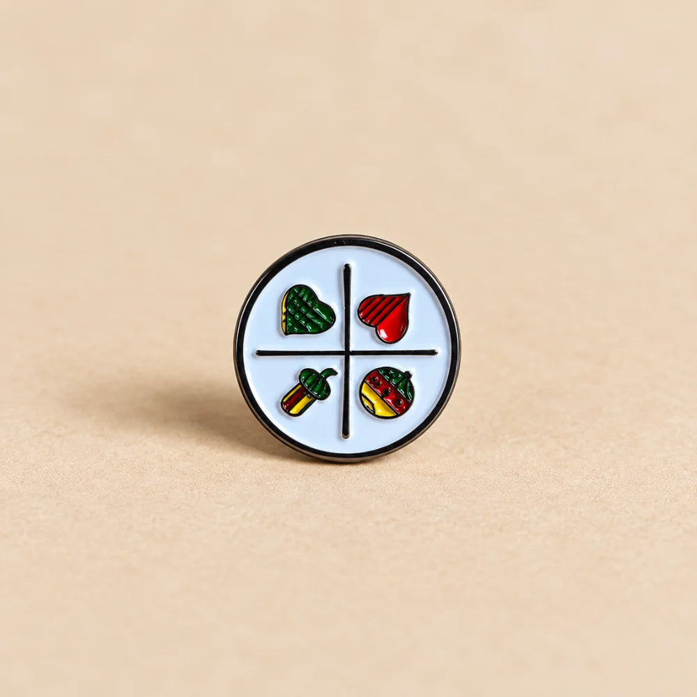 Bayerischer Schafkopf Emaille-Pin mit Eichel Gras Herz und Schellen auf hellem Hintergrund