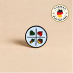 Bayerischer Schafkopf Emaille-Pin mit traditionellen Kartensymbolen von deutschem Hersteller
