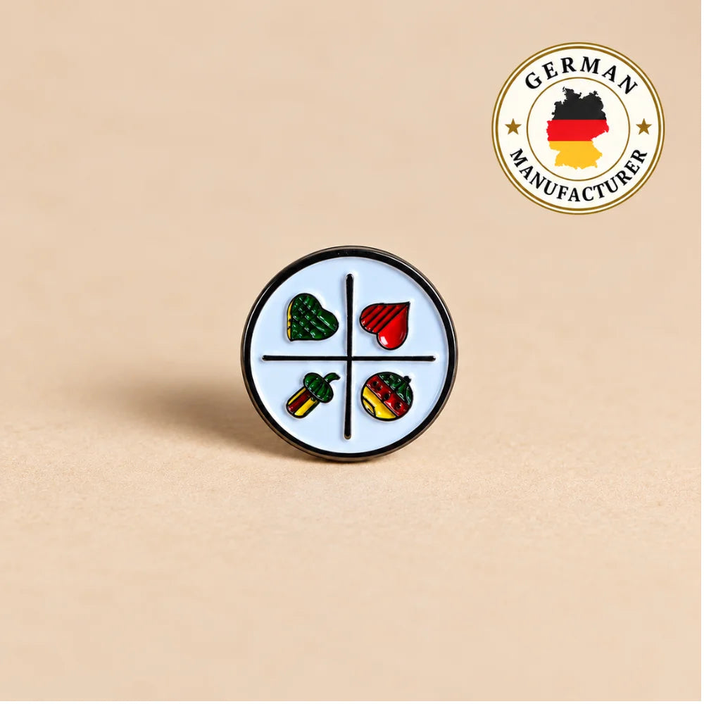 Bayerischer Schafkopf Emaille-Pin mit traditionellen Kartensymbolen von deutschem Hersteller