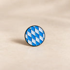 Bayern Emaille Pin Weiß-Blau mit Rautenmuster – kleines Bayern Souvenir und Trachten-Anstecker für Oktoberfest und Volksfest