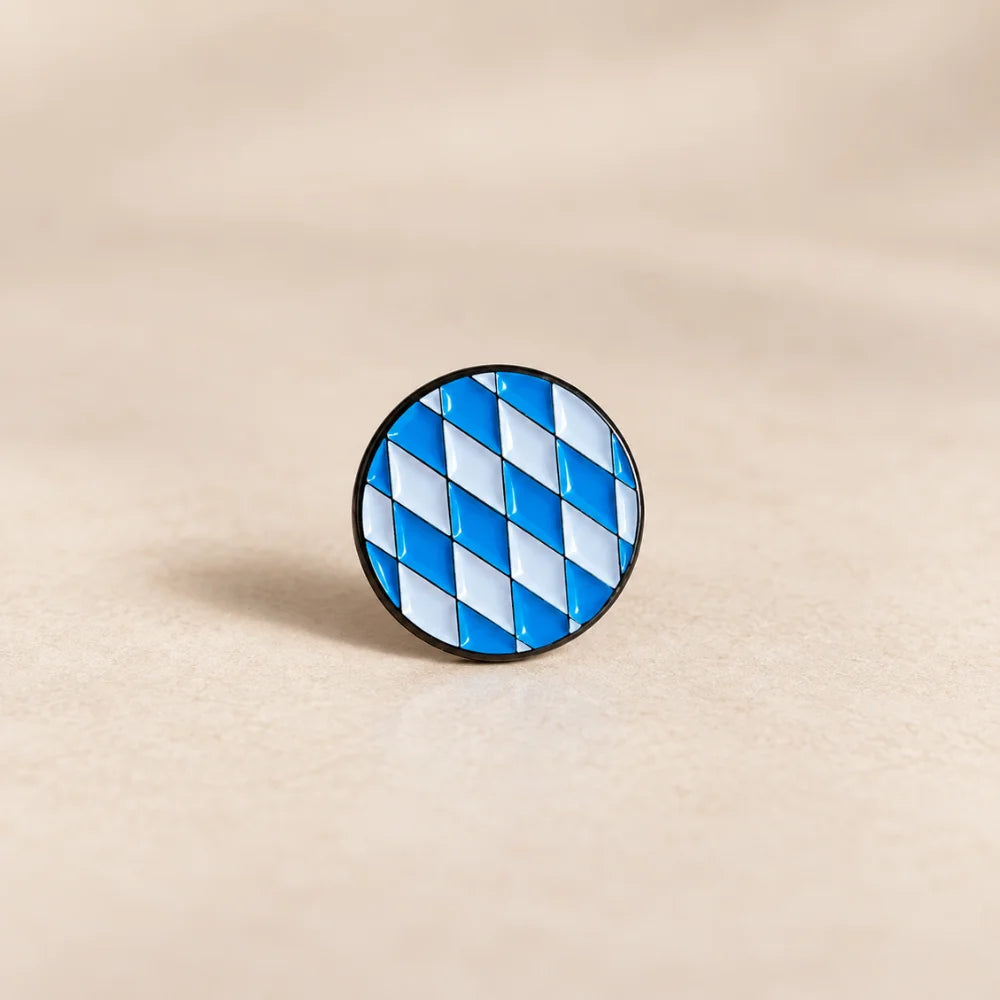 Bayern Emaille Pin Weiß-Blau mit Rautenmuster – kleines Bayern Souvenir und Trachten-Anstecker für Oktoberfest und Volksfest