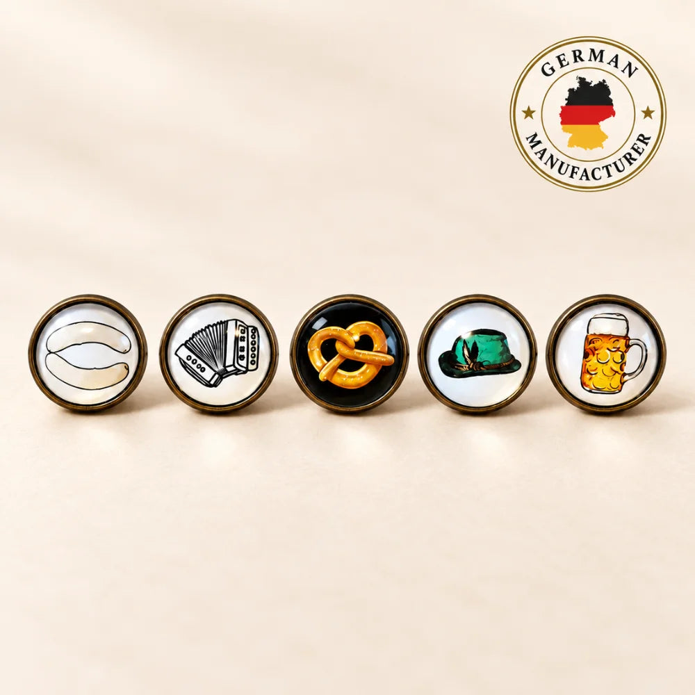 5er Bayern Pin Set mit traditionellen bayerischen Motiven und German Manufacturer Siegel auf hellem Hintergrund
