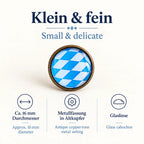 Kleiner Bayern Pin in Altkupfer mit Glaslinse – ca. 16 mm Trachtenpin mit blau-weißem Rautendesign als feines Accessoire