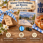 Kleine Geschenkidee aus Bayern – Bayern Pin in Altkupfer als Mitbringsel und Geschenk für Bayern-Fans im traditionellen Lifestyle-Setting