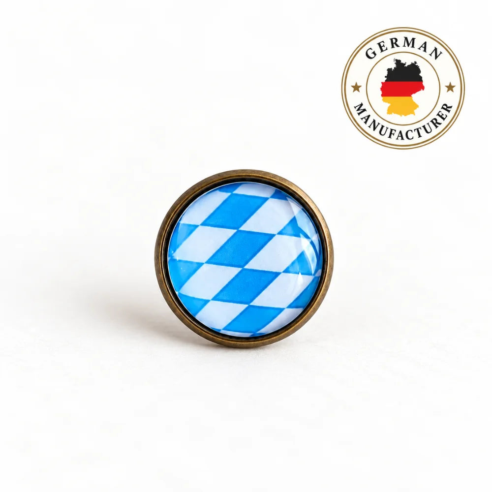 Bayern Pin mit German Manufacturer Siegel – rundes Pin-Accessoire in Altkupfer mit weiß-blauem Bayern-Muster auf hellem Hintergrund