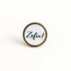 Bayern Pin „Zefix!“ in Altkupfer – runder 16-mm-Ansteckpin mit weißem Motiv und Glaslinse