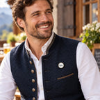 Bayern Pin „Zefix!“ an einer Herren-Trachtenweste getragen – kleines Oktoberfest Accessoire aus Bayern