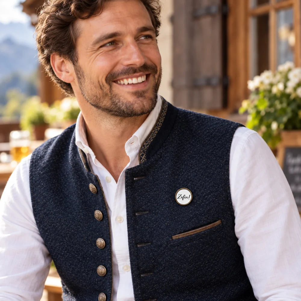 Bayern Pin „Zefix!“ an einer Herren-Trachtenweste getragen – kleines Oktoberfest Accessoire aus Bayern