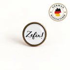 Bayern Pin „Zefix!“ in Altkupfer mit German Manufacturer Siegel auf hellem Hintergrund