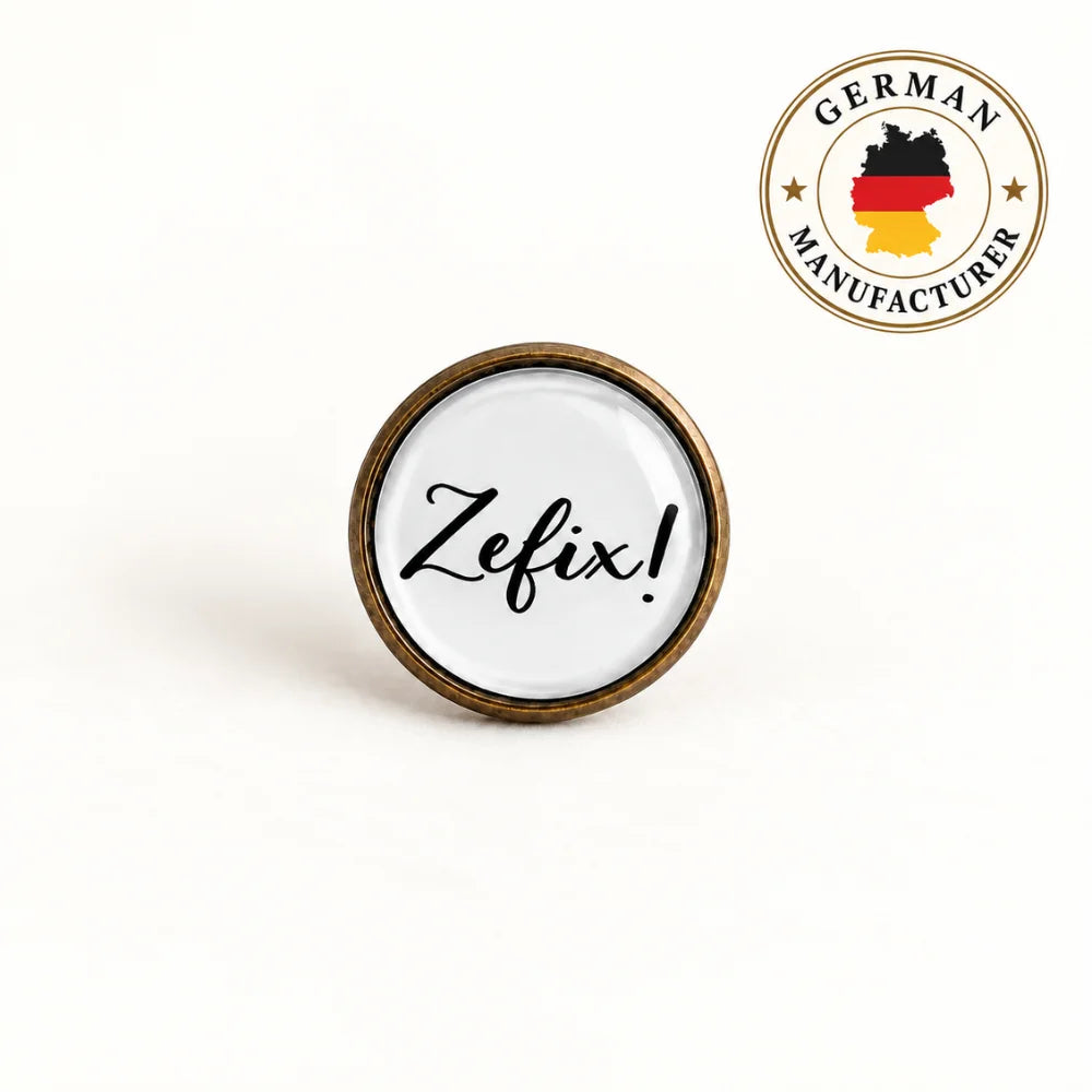 Bayern Pin „Zefix!“ in Altkupfer mit German Manufacturer Siegel auf hellem Hintergrund