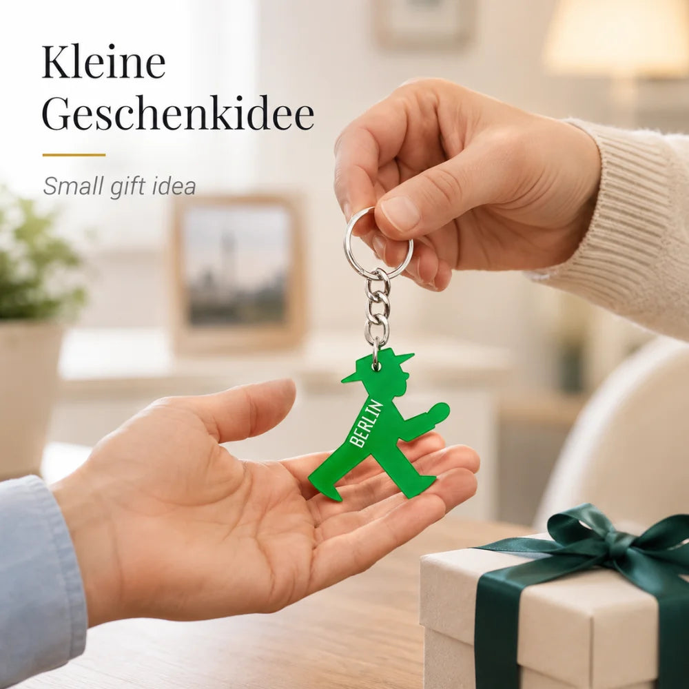 Berlin Schlüsselanhänger mit grünem Ampelmann und BERLIN-Schriftzug als kleines Geschenk für Berlin-Fans
