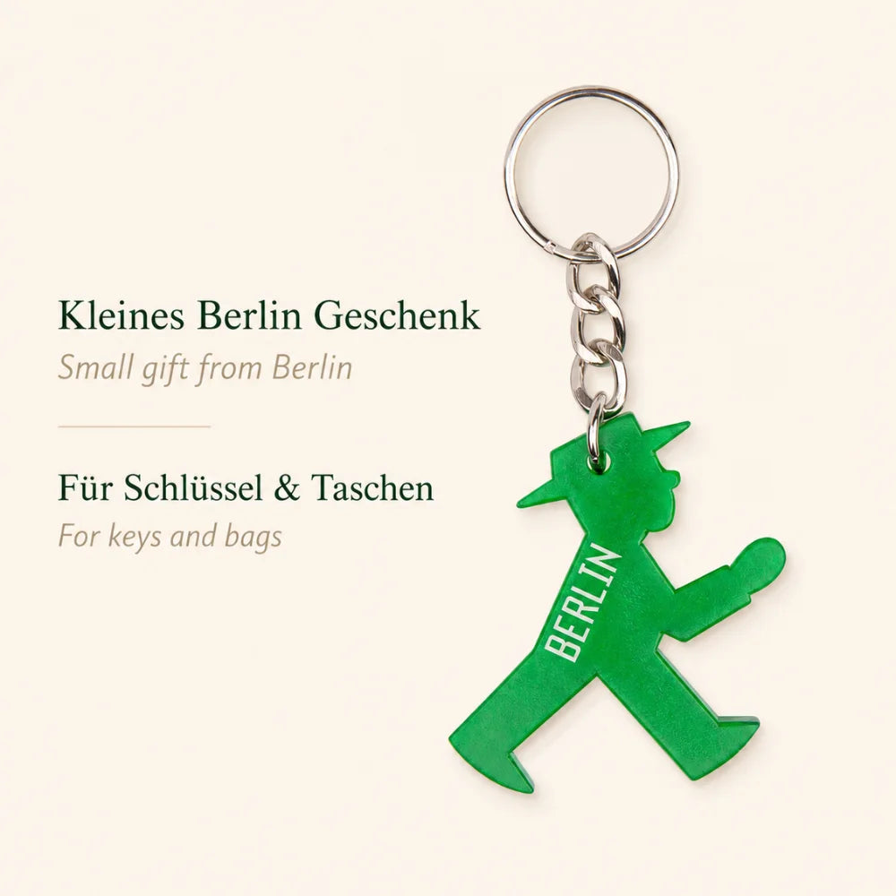 Berlin Ampelmann Schlüsselanhänger wird als kleines Geschenk überreicht – Geschenkidee für Berlin-Fans und Reisende