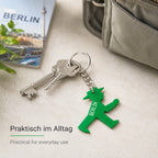 Grüner Ampelmann Schlüsselanhänger an einem Schlüsselbund – praktisches Berlin Souvenir für den Alltag