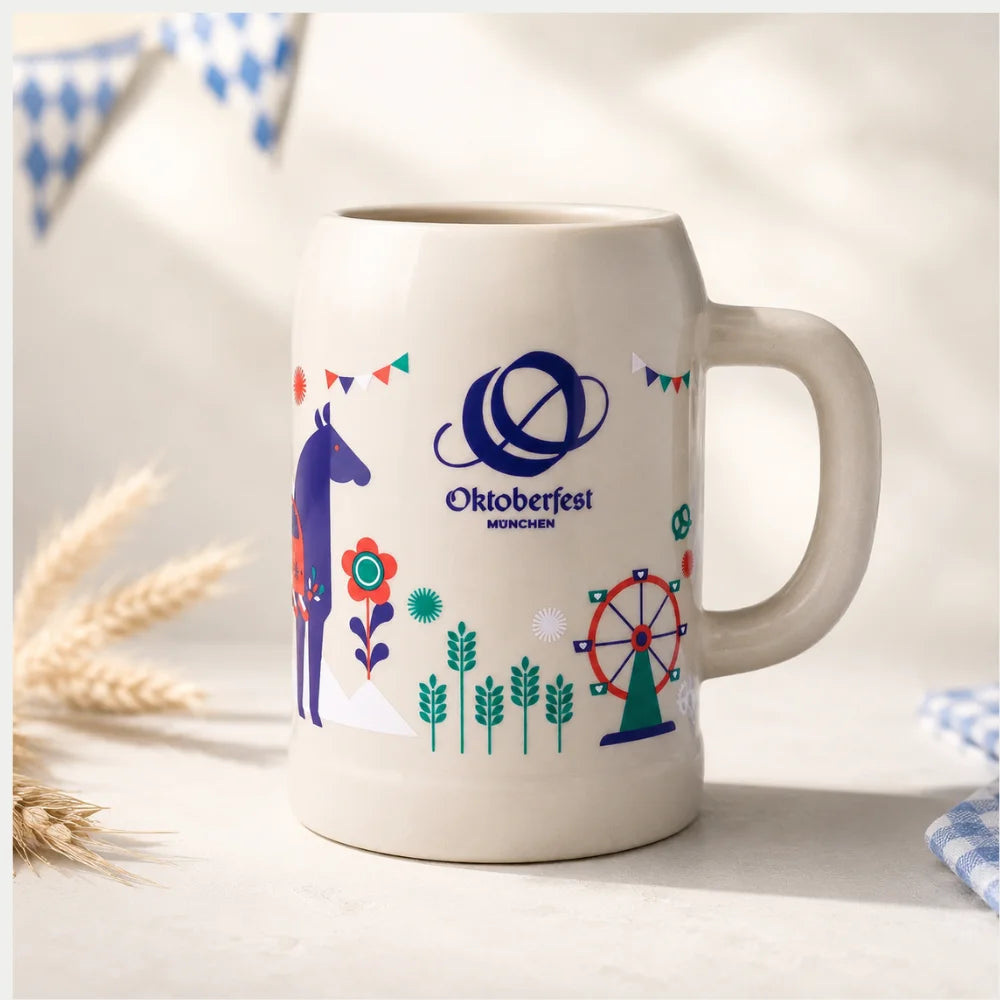 Oktoberfest-Bierkrug aus Steingut mit Henkel rechts und modernem München-Motiv