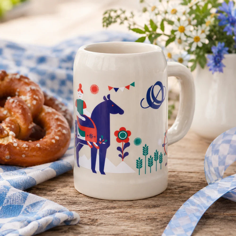 Oktoberfest-Bierkrug mit Pferdemotiv, Brezen, Blumen und blau-weißer Dekoration