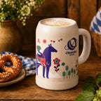 Oktoberfest-Bierkrug mit Bier und Brezen auf einem rustikal gedeckten Holztisch