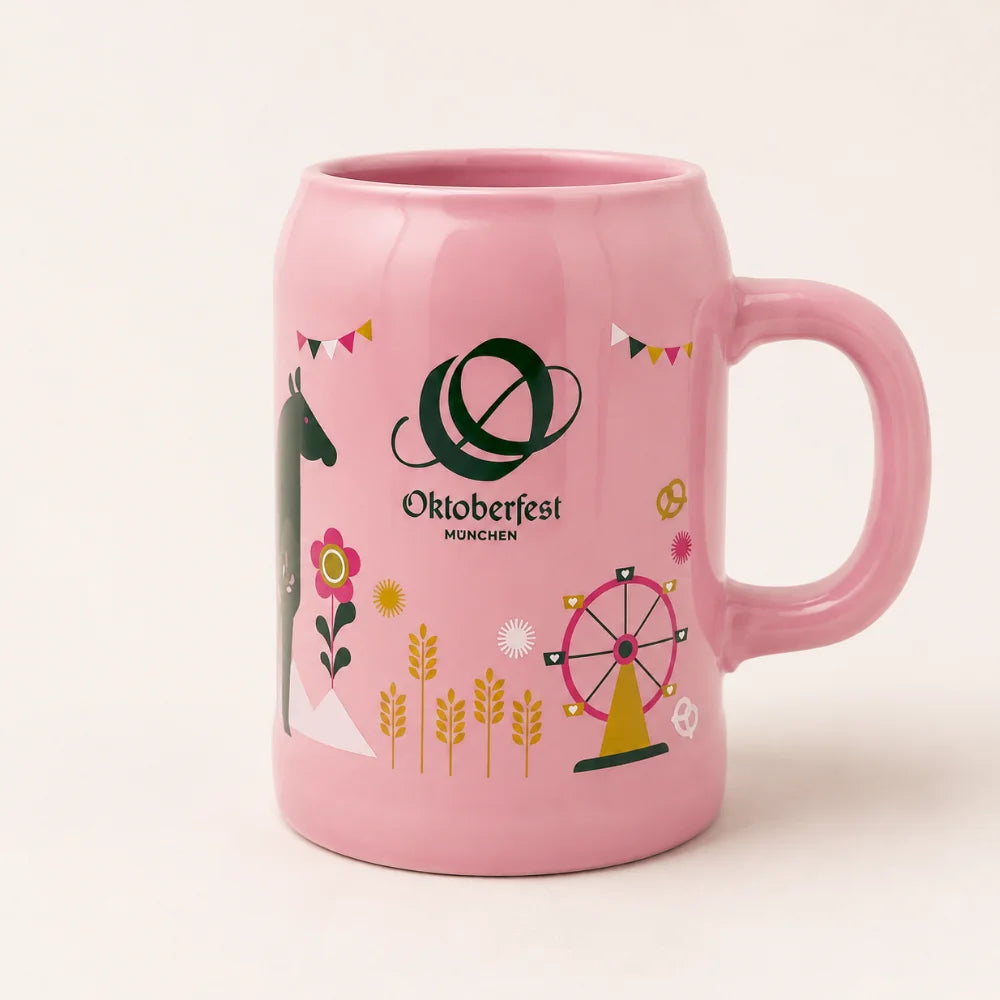 Rosa Oktoberfest Bierkrug aus Steingut mit Pferdemotiv und Henkel rechts auf hellem Hintergrund