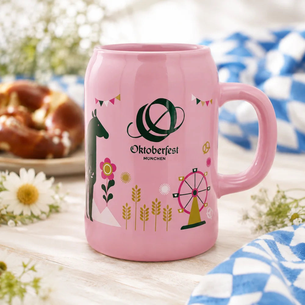 Rosa Oktoberfest-Bierkrug mit Pferdemotiv, Brezen, Blumen und blau-weißer bayerischer Dekoration