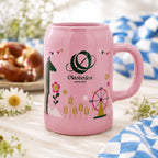 Rosa Oktoberfest-Bierkrug mit Pferdemotiv, Brezen, Blumen und blau-weißer bayerischer Dekoration