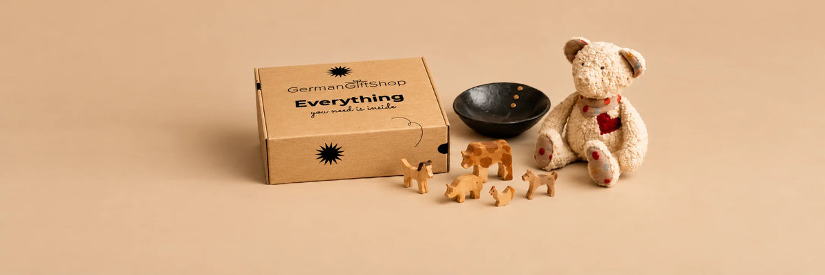 Besondere Geschenke von deutschen Herstellern – hochwertige Geschenkbox von The German Gift Shop mit handgefertigten Holzfiguren, Kuscheltier und dekorativer Schale.