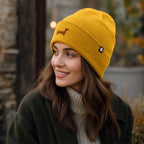Frau trägt senfgelbe Dackel-Mütze als warmes Winter-Accessoire