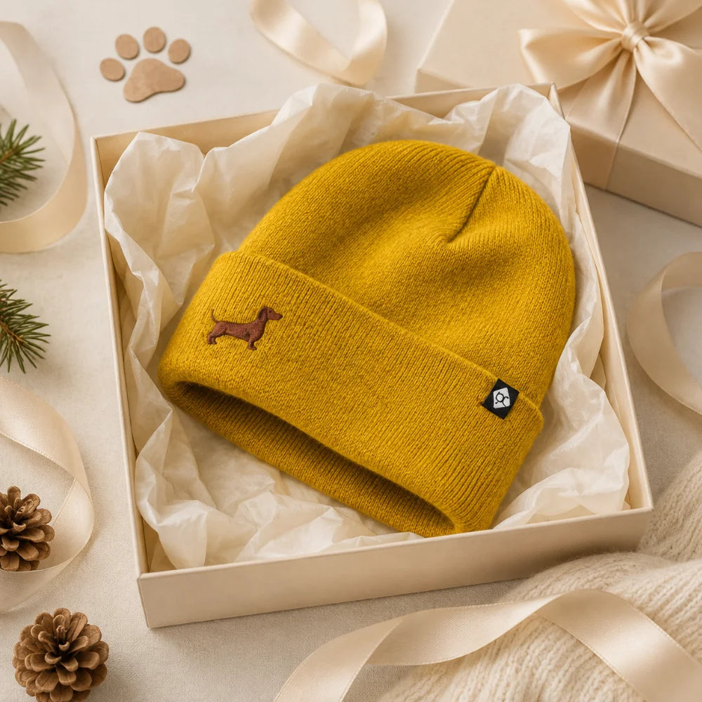 Dackel-Wintermütze in Senfgelb mit gesticktem Motiv für Herbst und Winter