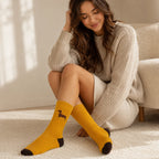 Frau trägt senfgelbe Dackel-Socken als gemütliches Accessoire für Alltag und Freizeit