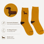 Detailaufnahme der senfgelben Dackel-Socken mit gesticktem braunem Dackel
