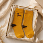 Senfgelbe Damen Dackel-Socken mit gesticktem Dackel-Motiv als Geschenk für Dackel-Fans