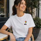 Frau trägt weißes Damen Dackel T-Shirt mit buntem Ballon-Stick im Alltag
