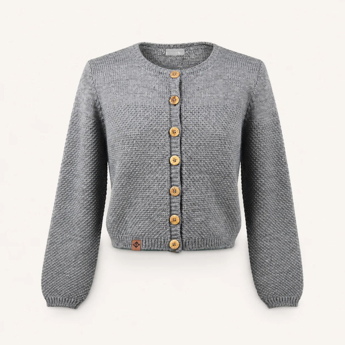 Graue Trachten-Strickjacke für Damen mit Holzknöpfen auf hellem Hintergrund