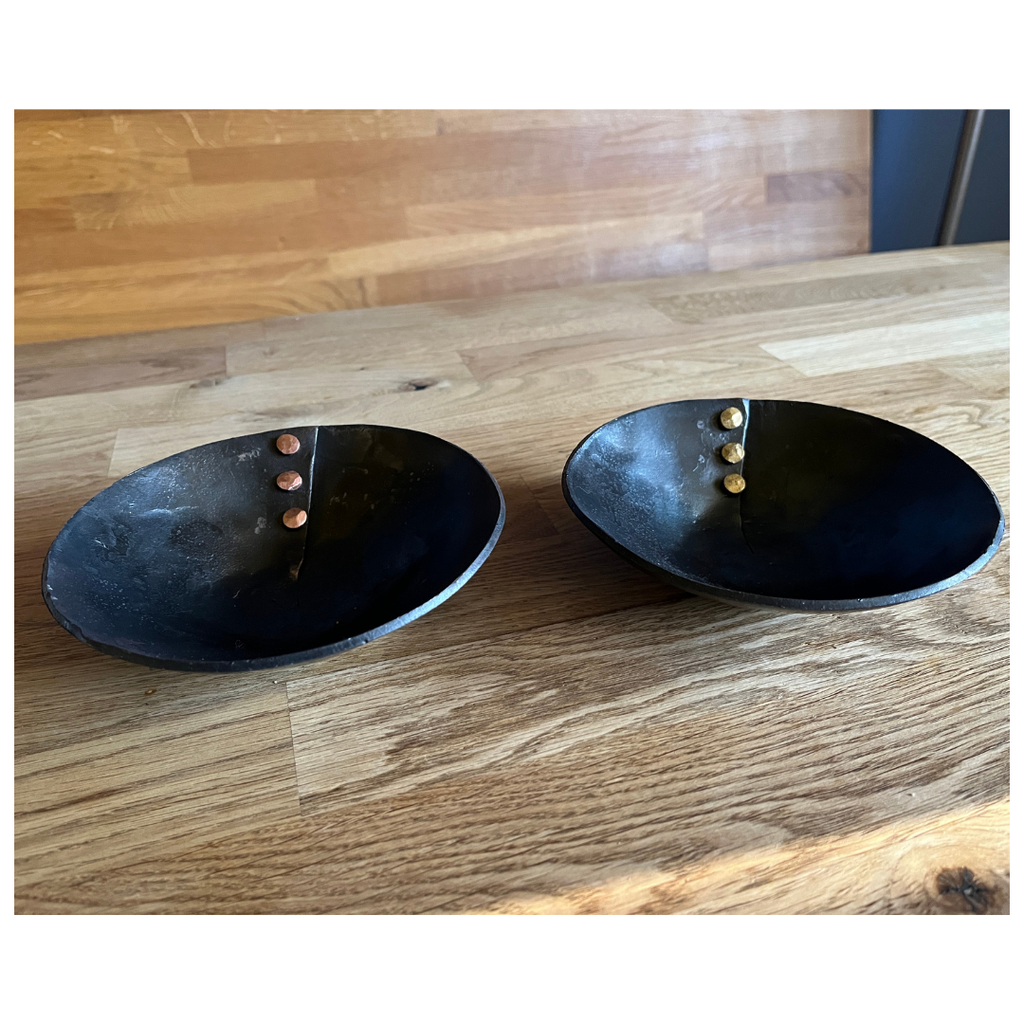 Handgeschmiedete Deko-Schale mit Kupfer- oder Messing Nieten (Durchmesser ca. 14-15 cm)