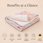 Babydecke Pünktchen mit englischen Produktvorteilen, Anwendungsszenen und Made-in-Germany-Hinweis