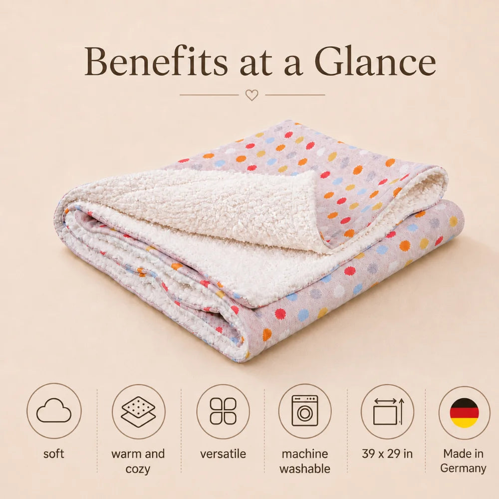 Babydecke Pünktchen mit englischen Produktvorteilen, Anwendungsszenen und Made-in-Germany-Hinweis