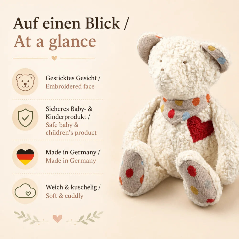 Efie Teddy mit Herz aus Bio-Baumwolle auf hellem Hintergrund – Made in Germany
