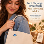 Blauer Elefant Emaille Pin an heller Stofftasche – kleines witziges Geschenk und Accessoire für junge Erwachsene