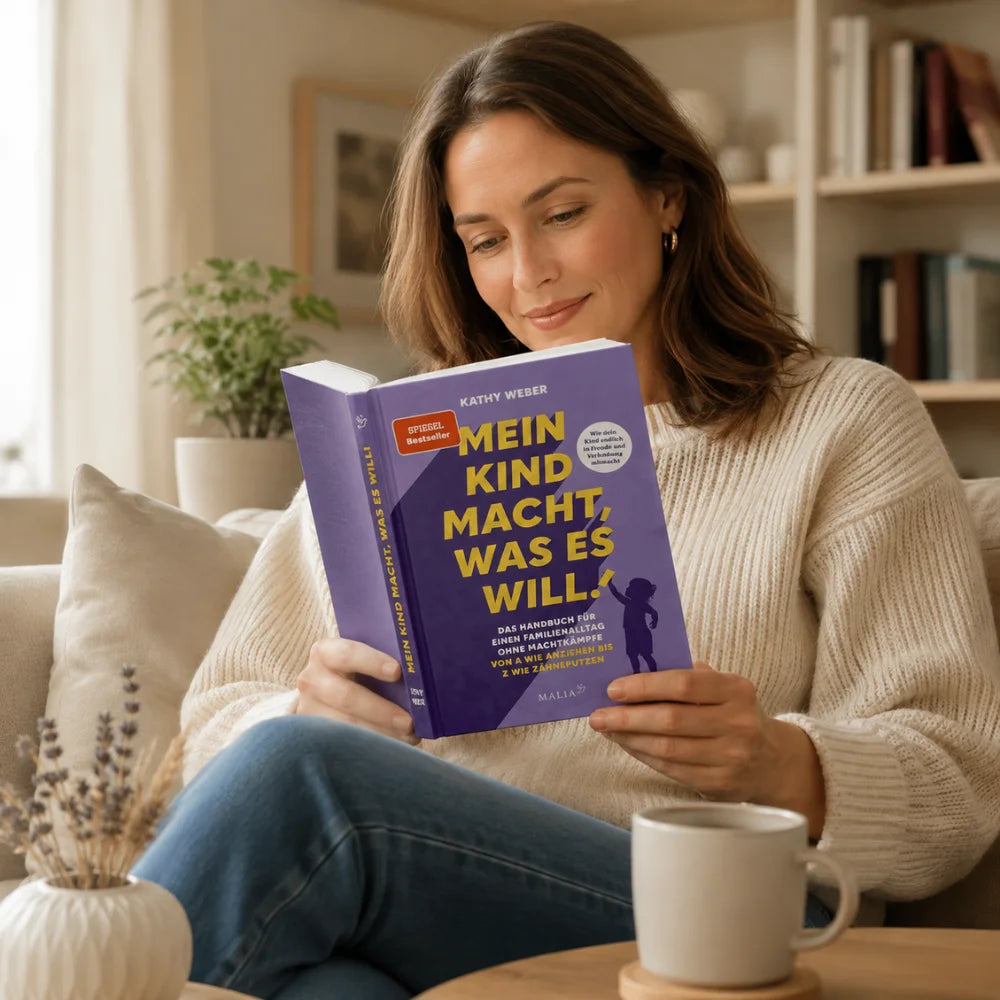 Frau liest den Elternratgeber „Mein Kind macht, was es will!“ von Kathy Weber zu Hause