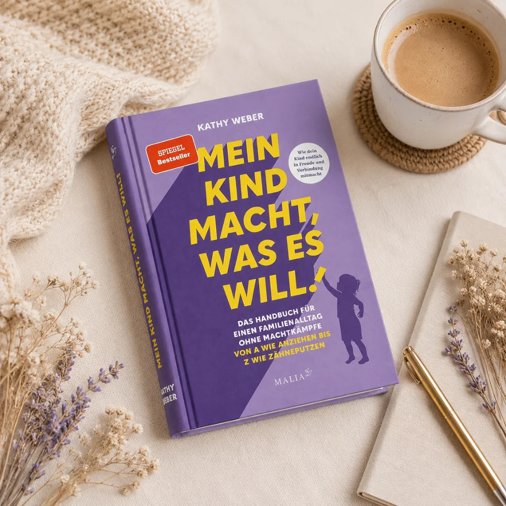Elternratgeber „Mein Kind macht, was es will!“ mit Kaffee und Notizbuch als Geschenk für Eltern