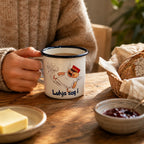 Engel Aloisius Emaille-Tasse „Luhja sag i“ in gemütlicher Frühstücksszene auf Holztisch