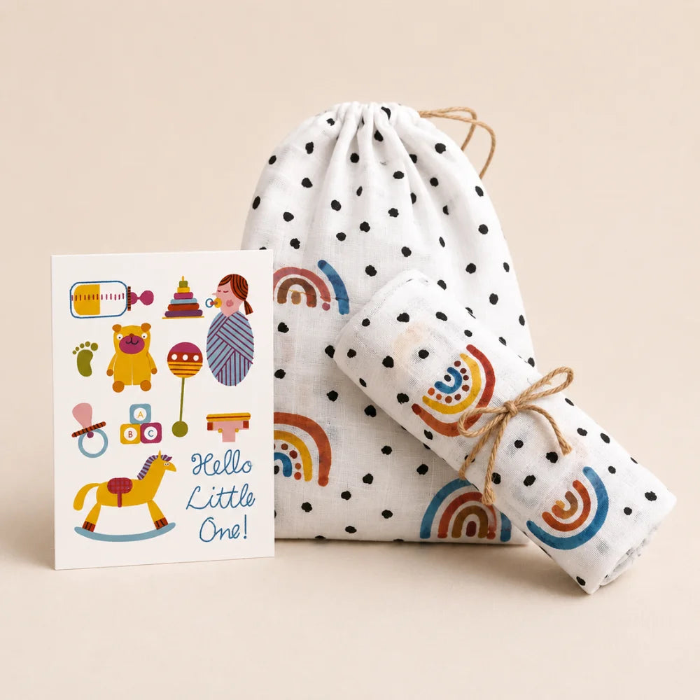 Geschenk-Bundle Mulltücher im Rainbow-Design mit Mulltuchbeutel, gerolltem Mulltuch und Postkarte „Hello Little One“ Hauptbild