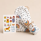 Geschenk-Bundle Mulltücher im Rainbow-Design mit Mulltuchbeutel, gerolltem Mulltuch und Postkarte „Hello Little One“