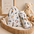 Geschenk-Bundle Mulltücher im Beach-Day-Design dekorativ im Babykörbchen