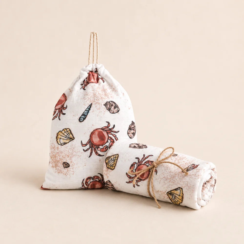 Geschenk-Bundle Mulltücher im Sealife-Design mit Beutel und gerolltem Tuch